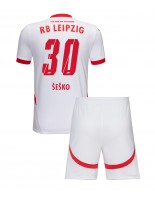 Otroške Nogometnih dresov RB Leipzig Benjamin Sesko #30 Domači 2024-25 Kratki rokavi (+ hlače)